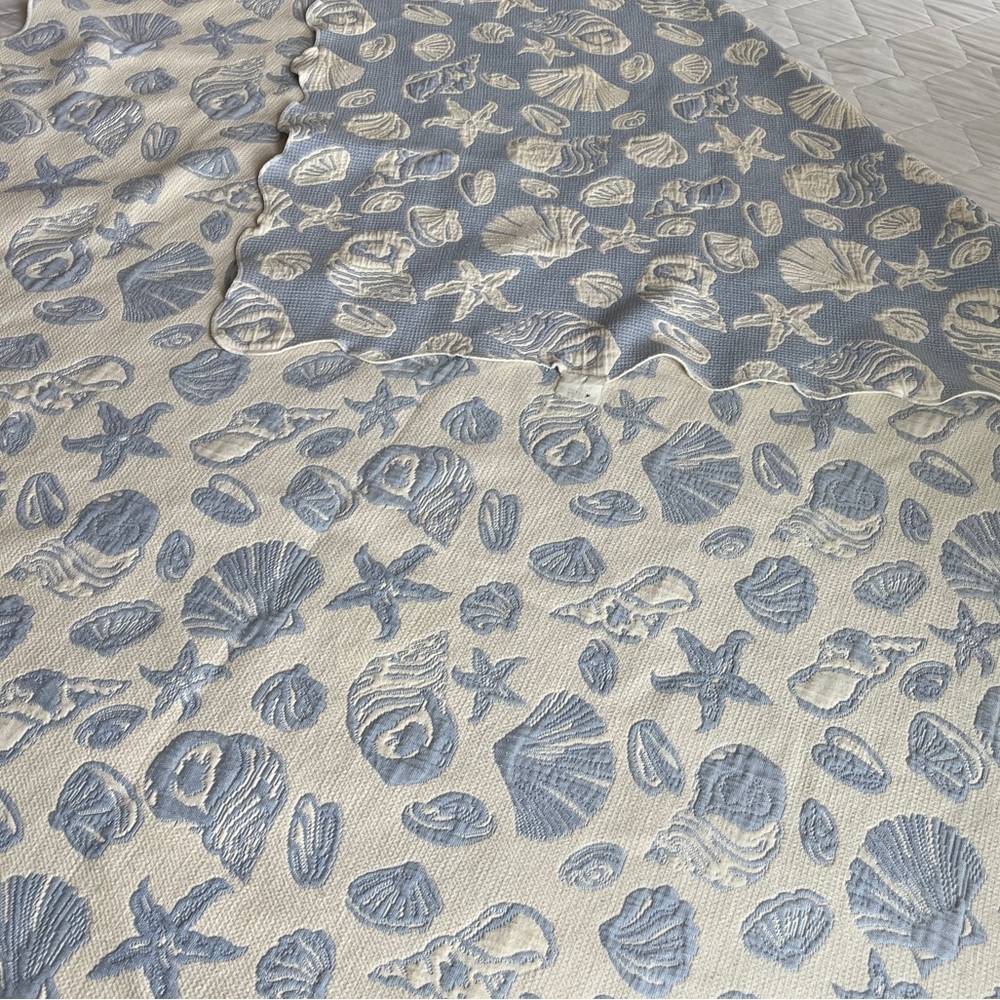 Vintage Reversible Blue/White Textured Cotton Seashell Bedspread/Comforter
